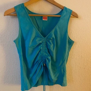 Söt topp - Blå topp med söta detaljer🌸 stretchigt material så passar många storlekar ❤️