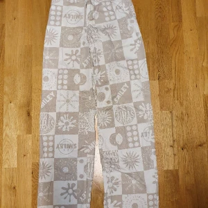 Smiley jeans 32 - Snygga smileyjeans från H&M. Väldigt lite använda, vida jeans
