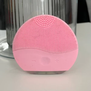 - - ”Foreo” liknande 💓 funkar jätte bra att ta bort smink och att rengöra 💓