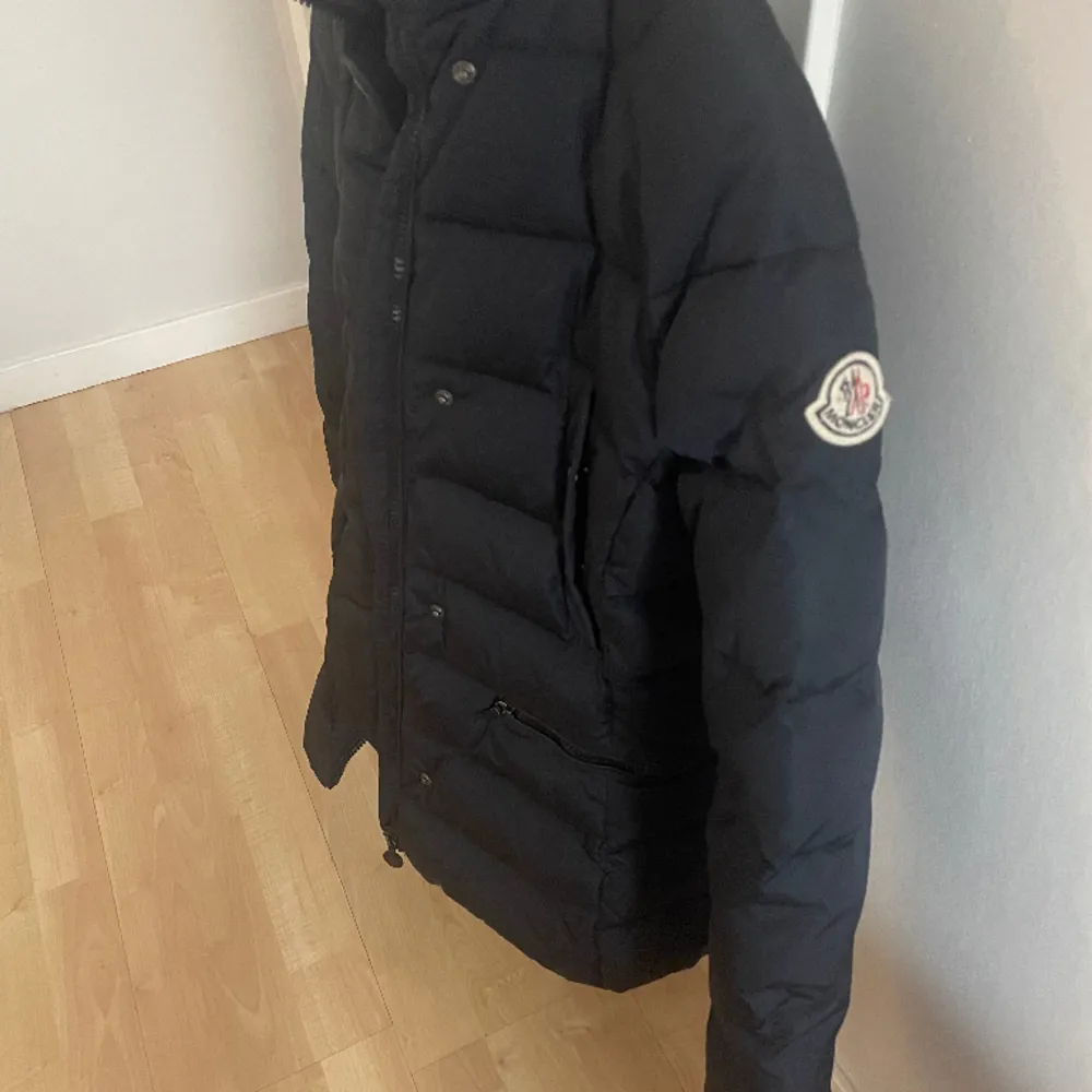 Säljer min moncler vinterjacka. Köpt förra vintern men inte använt så mycket. Den har ingen Luva. Äkta köpt på nk. Strolek 14y men skulle säga mellan xs och S. Jackor.