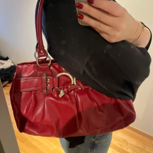 Röd vintage väska  - Köpt vintage. Använt skick ❣️