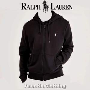 Vi säljer nu denna Polo Zip från Ralph Lauren, den är i (9/10) skick och är i storlek S.  Skriv vid frågor och funderingar!💫 