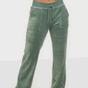 Juicy couture - Jättefina grönan juicy byxor använda fåtals gånger, säljer för jag inte har användning av de tyvärr❤️❤️