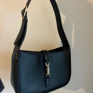 Liten svart axelrems väska  - Aldrig använd, fin och prefekt storlek ! 