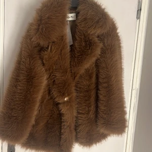 Päslkappa  - Säljer nu min fina bruna pälskappa då jag har för många hemma. Den är lite oversized men man känner sig som en riktning pimp när man går runt med den helt oanvänd kan även gå ner i vid snabb affär 