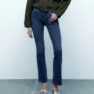 Lågmidjade zarajeans  - Säljer dessa jeans från zara då de inte kommer till användning längre på grund av för korta för mig. Har storlek 38 och är 175 cm. Skriv för fler bilder eller frågor🌟