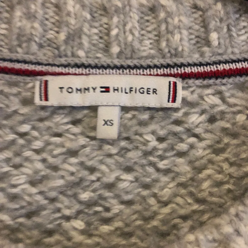Jätte fin och mysig tröja från Tommy Hilfiger i storlek XS.  Använd ett fåtal gånger pga att den är för stor för honom. . Tröjor & Koftor.