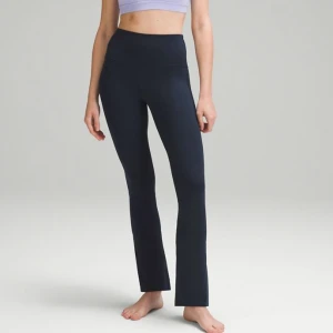 Lululemon Align Mini-Flared Tights - Använda några gånger men fortfarande i fint skick. Köpta i somras.  Storlek 6. Sluter över ankeln på mig dom är 170.  Färgen är Navy Blue