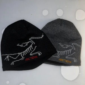 Arcteryx toque beanie - Hej säljer dessa 2 mössor. Säljer dom paketpris 500kr eller 300kr/st! Kan gå ner i pris vid snabb affär!!
