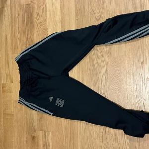 Adidas x Yeezy byxor calabassas - As feta gym byxor från en yeezy x adidas collab för några år sedan.