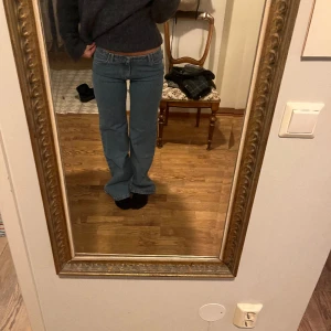 Lågmidjade jeans  - Lågmidjade bootcut jeans. Midjemått rakt över 36 cm, innerbenslängd 78cm❤️‍🔥❤️‍🔥