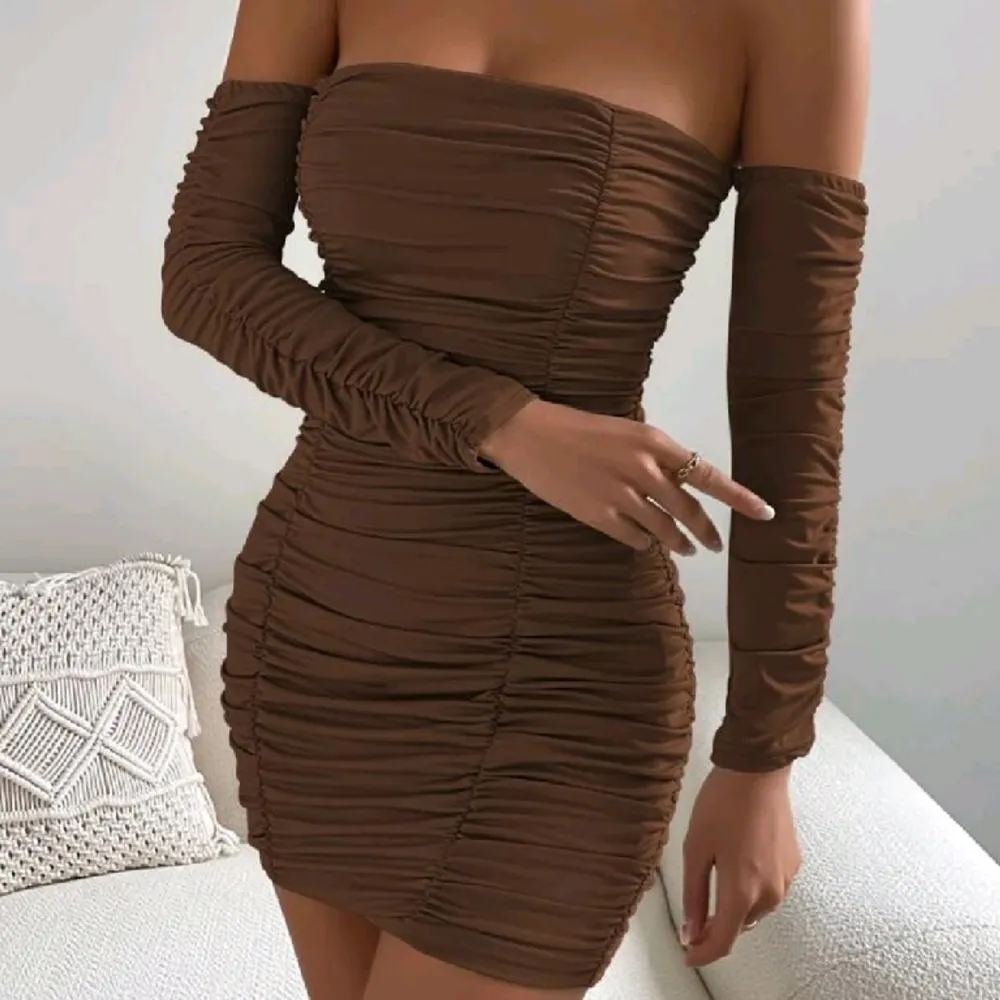En super fin kaffebrun klänning som endast är använd en gång! Säljer då den blivit för liten för mig!. Klänningar.