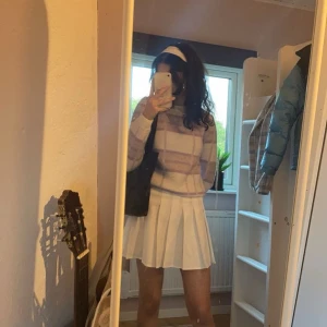 Supersöt stickad tröja - Världens mysigaste o sötaste stickade tröja från mango. Endast använd fåtal gånger så i nyskick. Pris kan diskuteras 💕