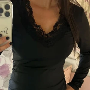 Fin spets tröja  - säljer nu en helt oanvänd spets tröja! Ass snygg och passar till exakt allt. Den är i storlek S och har inga defekter☺️(kommer ej ihåg vart den är ifrån tyvärr)