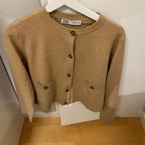 Super söt beich kofta  - Säljer koftan för det är inte min stil längre. Super söt och inga defekter