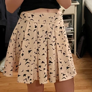 Kjol - Rosa kjol som inte kommer till användning. Köparen står för frakt! Skriv gärna om ni har några frågor:)💐