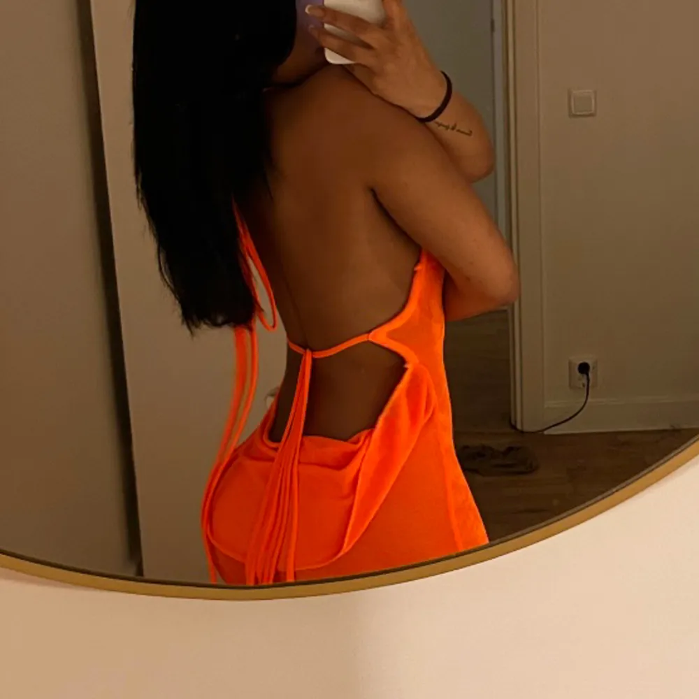 En helt underbar orange lång klänning som formar kroppen så så fint! Älskar denna klänning men har dubblett därav säljer jag en!🧡. Klänningar.