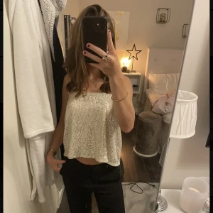 Nyårs topp - SKIT snygg nyårstopp, de är en kjol egentligen så går självklart att använda som de också, men ja använder den som topp😍 inga defekter!