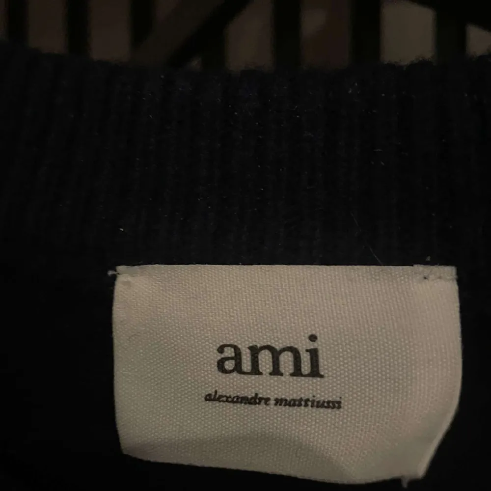 Säljer min sjukt feta Ami paris sweatshirt. Den är i väldigt bra skick 9/10. Allt og finns såsom tags osv🍾. Tröjor & Koftor.