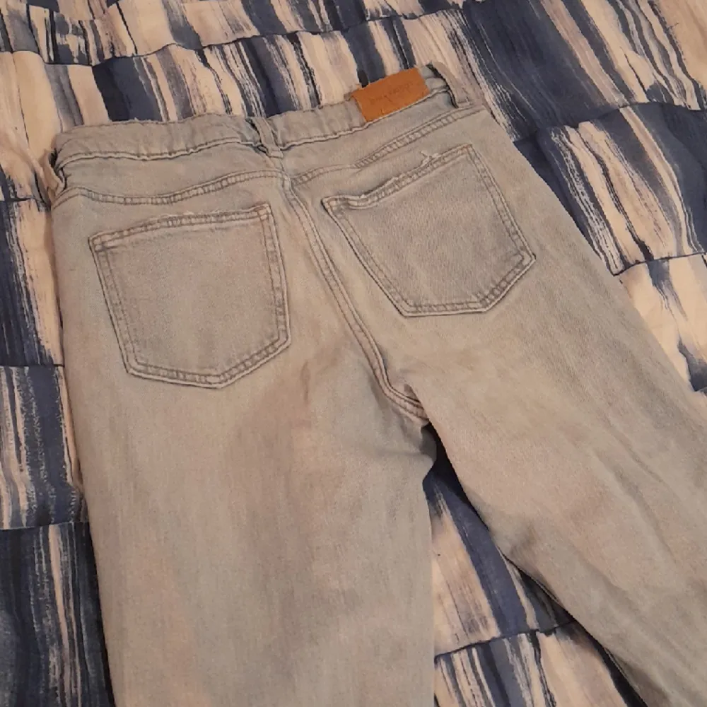 Storlek 158, bootcut och i bra skick. Inte använd så många gånger och säljer för jag inte längre passar i de. Första bilden är hur byxorna ser ut på💞. Jeans & Byxor.
