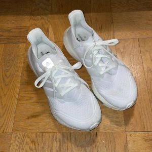 Adidas Ultra Boost - Vita Ultra Boost som är så gott som nya. Använda fåtalet gånger men ser  nya ut. Stl 40, säljer för att de är för stora.