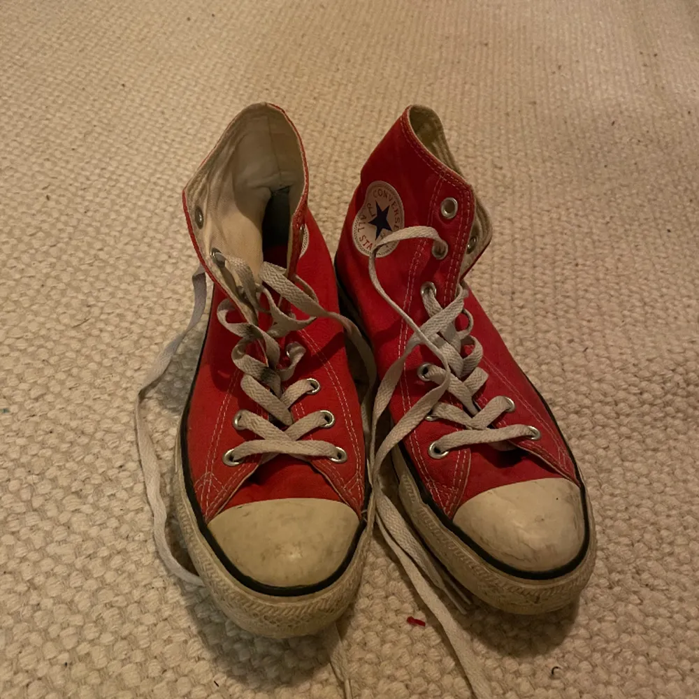 Röda converse skor, använda där av smutsiga men går att tvätta och få fina!. Skor.