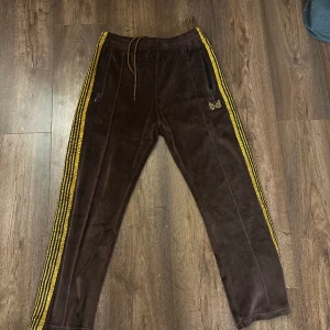 Needles - Nytt skick köpte från Nepenthes X Needles collab men såg inte det var glitter på ränderna. 