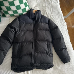 Converse vinterjacka - Helt oanvänd Converse jacka! Perfekt för snö och regn!  Unisex jacka.  Min längd: 176 Storlek XS 