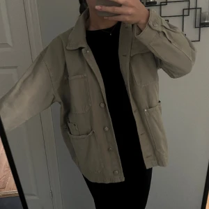 Pull&Bear jacka - Grön vårjacka från pull&bear i strl M. Använd men i bra skick!