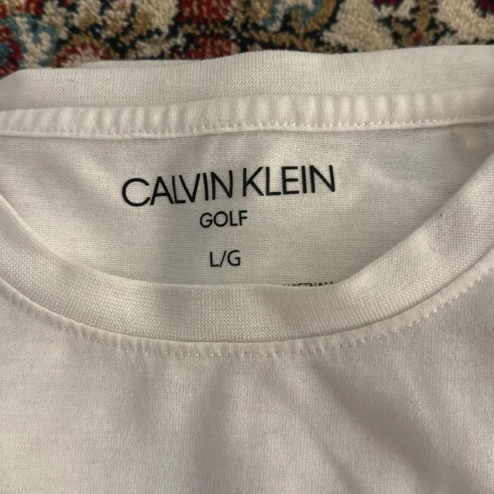 Tre stycken Calvin Klein t-shirts i storlek L men mer som M. Fint skick men kommer inte till användning. . T-shirts.