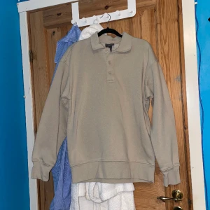 Tröja med krage och knappar - Beige tröja från hm, spontanköptes och har inte använts efter köpet, tröjan är i storlek S. Kan mötas i Västerås eller fraktas mot att köparen står för frakten