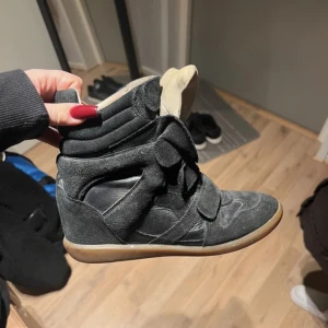 Isabel marant skor - Säljer mina fina marantskor då dom inte kommer till användning! Kan diskutera priset!