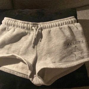 Ma cherie shorts - Säljer mina sköna ma cherie shorts pga för små. Använda bara få tals gånger. Saknas silvriga saker på snörena!! Pris kan förhandlas 