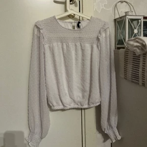 Vit blus - Supergullig blus med detaljer, använd fåtal gånger och kommer inte längre till användning!💗Perfekt nu till jul eller nyår!💗