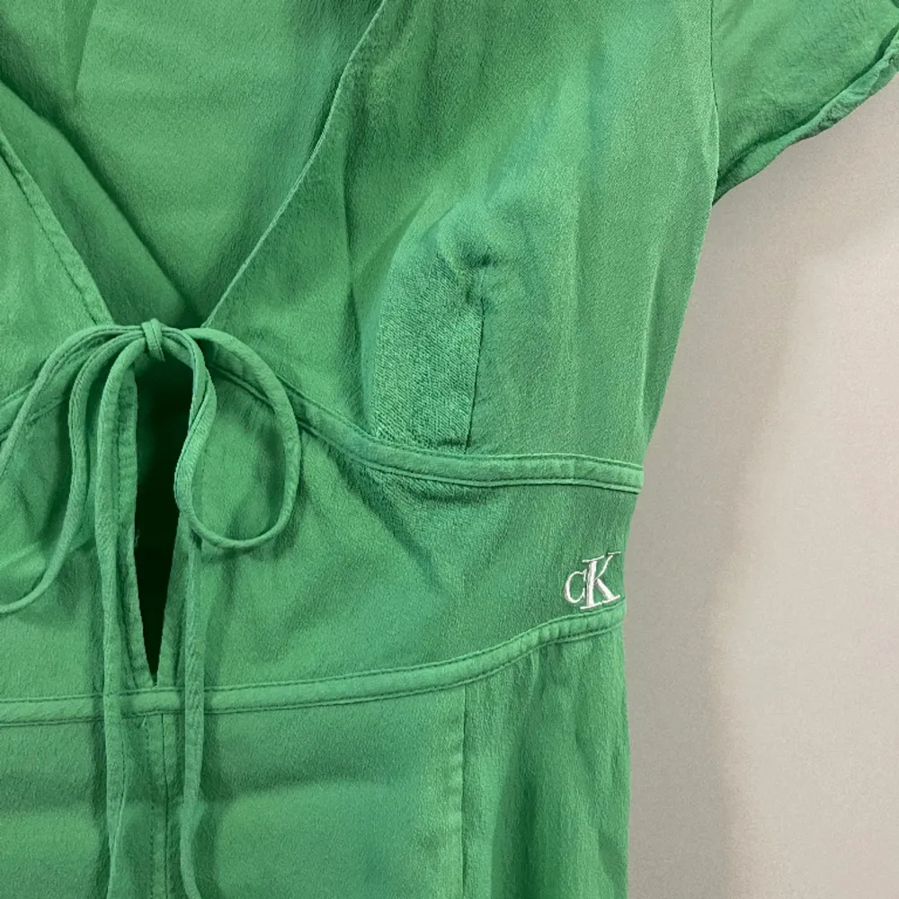Grön klänning från Calvin Klein, använd en gång. Nypris 1400kr. Klänningar.