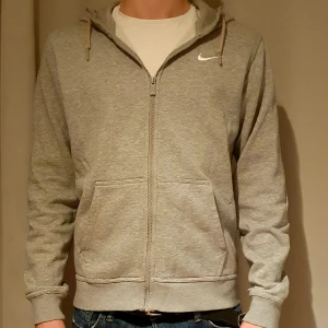 Nike hoodie - Fet zip hoodie från nike. Använd drygt 10 ggr och är i ett väldigt bra skick. Storlek M kan även funka på S.