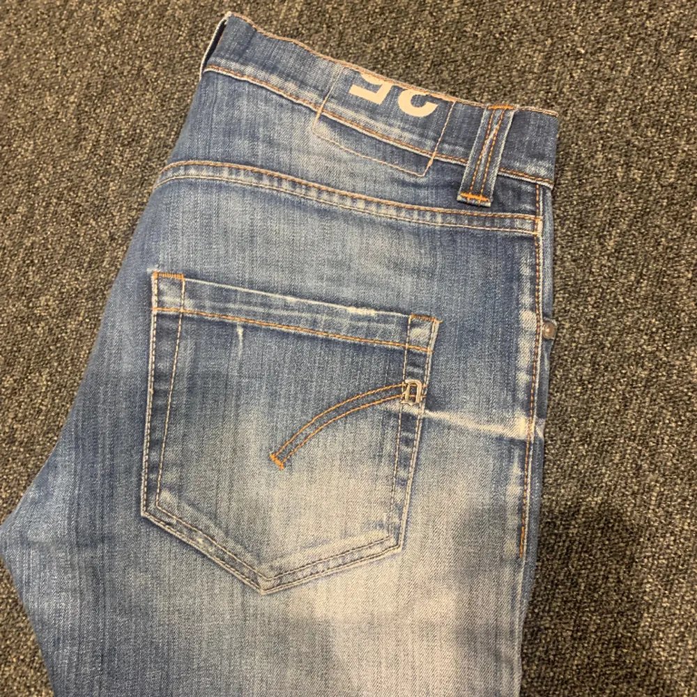 Säljer mina dondup jeans i storlek 35 då dom inte passar mig Skicket är 8/10. Nypris 3200 kr och säljs för 799 kr.. Jeans & Byxor.
