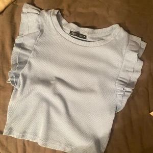 Topp 💙 - Fin ljusblå topp från ZARA! 70kr plus frakt💙passar xs-s