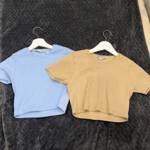 Zara toppar - Säljer två stycken Zara toppar i färgen ljusblå och ljusBeige strl S-Xs. Säljer båda för 100kr