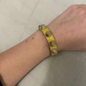 Balenciaga armband  - Säljer en fin balenciaga armband i gul💛💛 