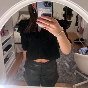 Stickad tröja  - Fin populär stickad tröja/kofta från Zara med volanger och spets, som nyskick💞