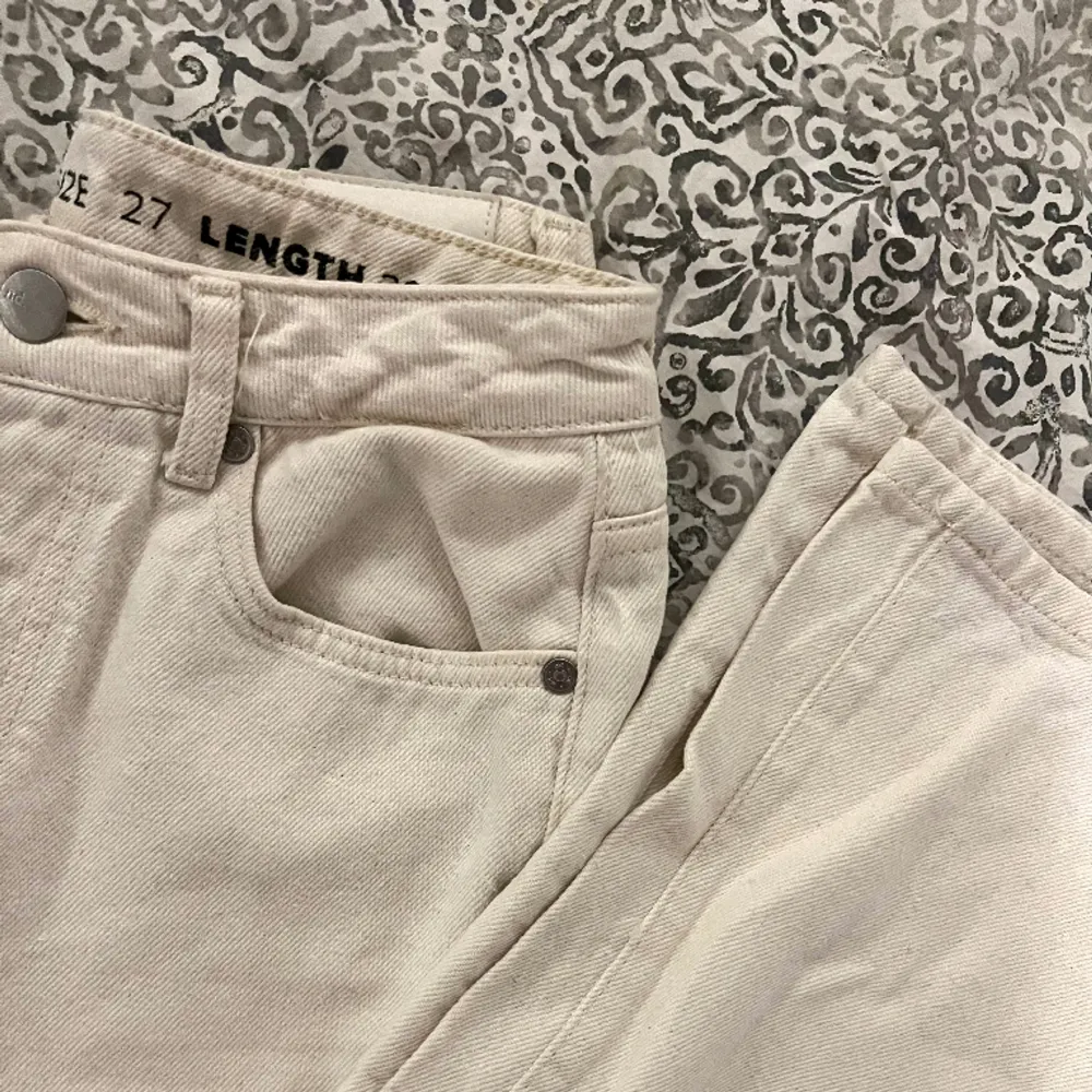 ”Off white” jeans från Bikbok. Sparsamt använda, hög midja. Size 27 Length 32. Jeans & Byxor.