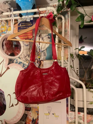 Så fin väska!! - Sjukt snygg röd väska!! Helt perfekt väska 🫶🫶🫶