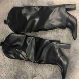 Stövlar  - Snygga stövlar med klack från SHEIN. Säljer då de inte passar mig och jag inte orkar skicka tillbaka dem (nyskick)  Strl 41 sann i storleken. Nypris 409kr  Fraktkostnad tillkommer.