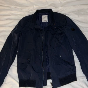 J.LINDBERG jacka - Säljer min snygga J.LINDBERG jacka som inte har något synligt slitage eller dylikt. Storlek S   Passar inte priset skicka ett bud!