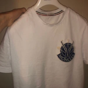 Moncler T-shirt  - Snygg moncler t-shirt i storlek M. Skick enligt bilderna. Kontakta mig för mer information😁