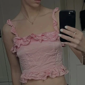 Topp - Söt topp från & Other Stories💗 köptes för 900, använd fåtal gånger. Tyvärr väldigt skrynklig på bilden