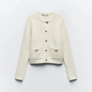 Säljer en kofta  - Säljer min kofta från Zara då dem inte kommer till användning, väldigt fint skick. Är i M men passar i S