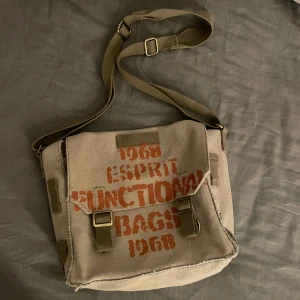 Väska - Vintage Axelremsväska i fint skick, en liten fläck på baksidan bara som syns på bilden (har inte testat att ta bort den). 