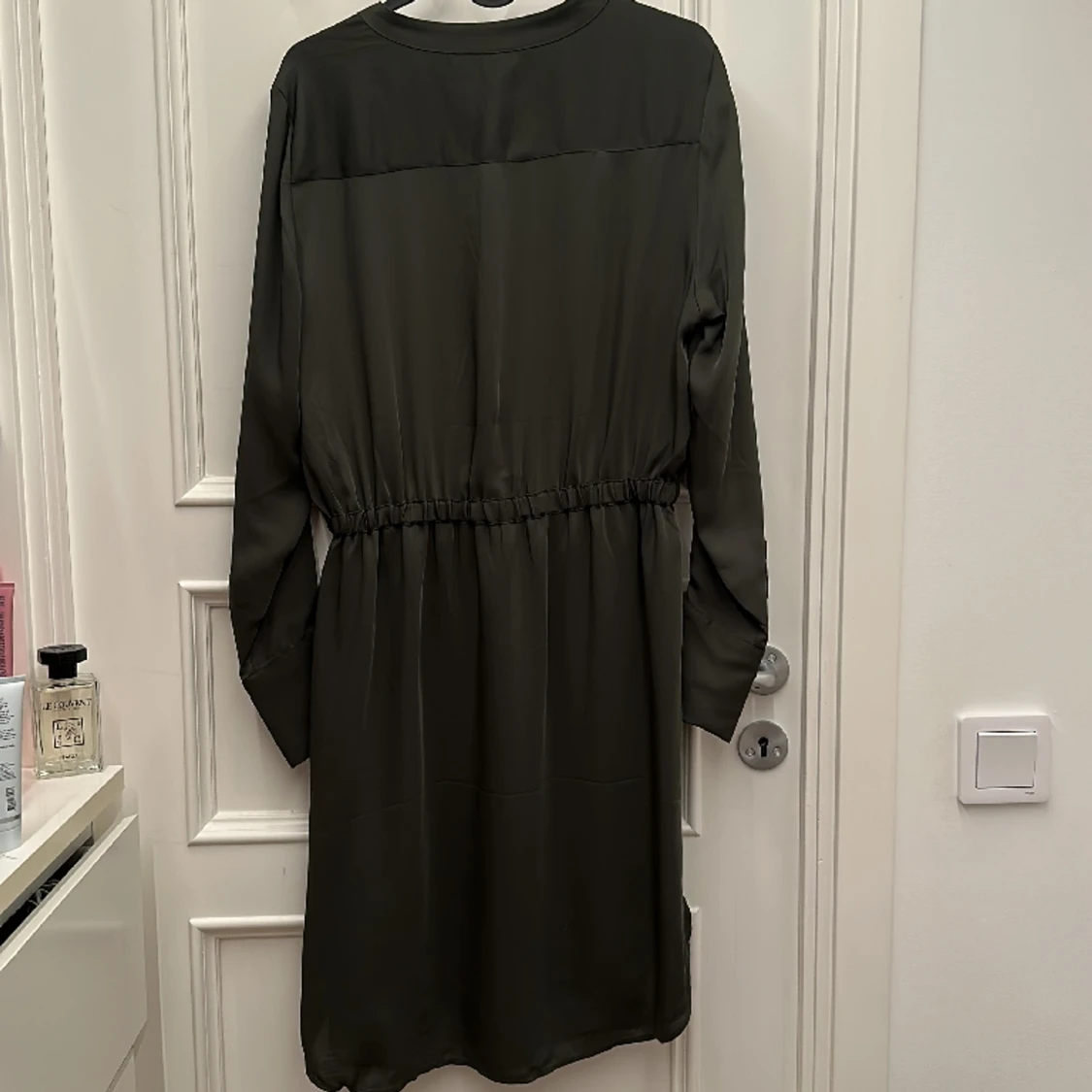 Mörkgrön klänning med skärp - 90